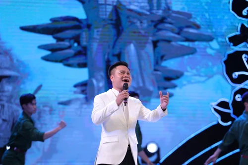 NSƯT Hoàng Tùng khắc khoải thương cha mẹ già ở quê nhà khi hát ca khúc mới của nhạc sĩ Nguyễn Thành Trung