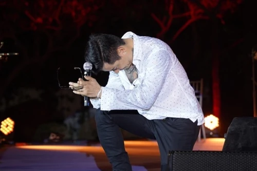 Liveshow của Tuấn Hưng hoàn tiền vé cho khán giả, ban tổ chức nêu rõ lý do khiến ca sĩ buộc phải dừng đêm diễn