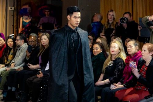 Nam vương Danh Chiếu Linh đứng chung sàn diễn với nhiều siêu mẫu nổi tiếng thế giới