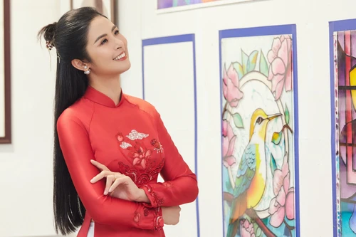 Hoa hậu Ngọc Hân về lại trường cũ tìm "Hoa khôi"