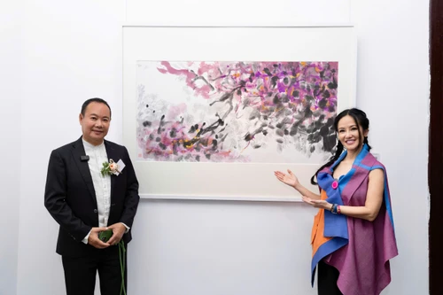 "Diva" Hồng Nhung cùng nhiều "sao" Việt mừng triển lãm tranh nghệ tụ đặc biệt tại Hà Nội