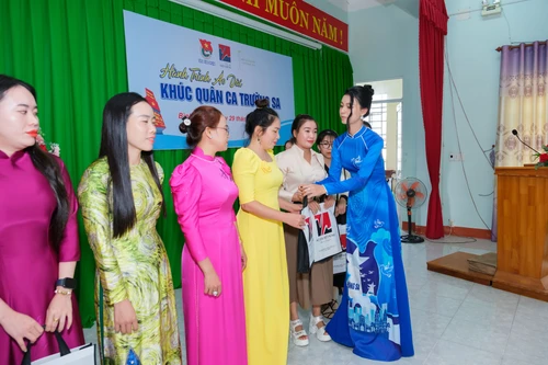 Hoa hậu Lê Hoàng Phương trao tặng 162 bộ áo dài ở Bình Thuận 