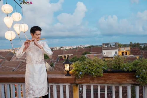 Nam vương Tuấn Ngọc khoe tài thổi sáo, đánh đàn trong MV “Một Vòng Việt Nam"