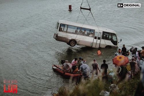 Đạo diễn phim "Đi về phía lửa" tiết lộ hậu trường quay cảnh xe khách 30 chỗ rơi xuống sông