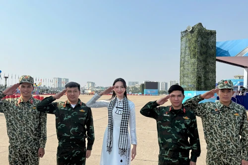 Thùy Tiên choáng ngợp và tự hào khi tham dự "Triển lãm Quốc phòng quốc tế Việt Nam 2024"