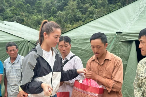 Hoa hậu Lương Thùy Linh nhận bảo trợ cho 2 em bé mất cả cha lẫn mẹ ở Cao Bằng