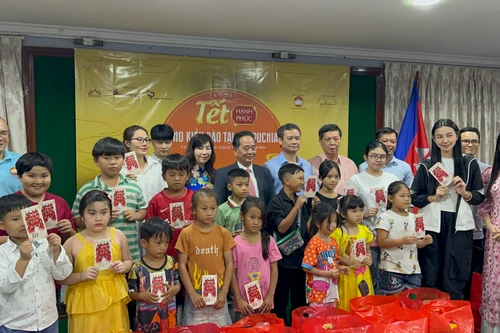 Hoa hậu Thuỳ Tiên cùng đoàn thiện nguyện Việt Nam đến Campuchia