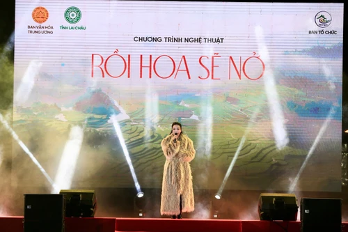 Ca sĩ Hồ Quỳnh Hương cùng dàn nghệ sĩ mang yêu thương đến vùng núi cao Than Uyên 