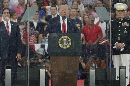 [ẢNH] Ông Trump khoe về 'chiến thần' F-22 dịp quốc khánh khiến giới chuyên gia bật cười