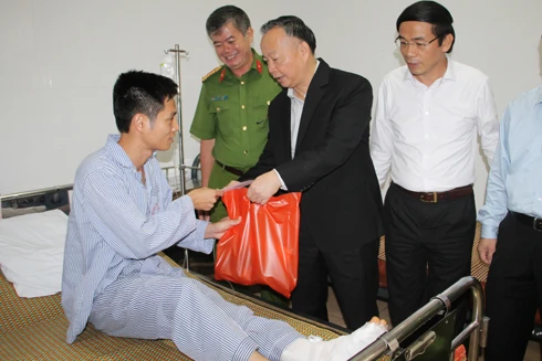 Lãnh đạo thành phố Hà Nội thăm hỏi, động viên các Cảnh sát bị thương khi chữa cháy