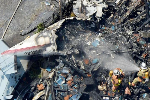 Xem tận mắt hình ảnh chiếc máy bay rơi thẳng vào nhà dân