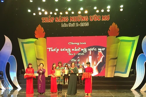 1.000 phần quà cho trẻ em nghèo nhân ngày gia đình Việt Nam