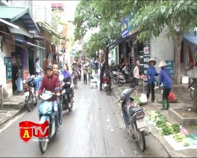 Lộn xộn chợ "cóc" đường Kẻ Vẽ phường Đông Ngạc