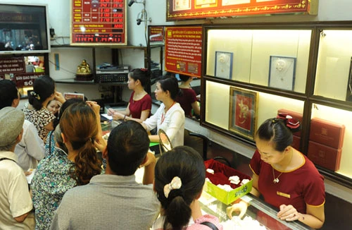 Mùa cưới kéo chênh lệch giá vàng tăng