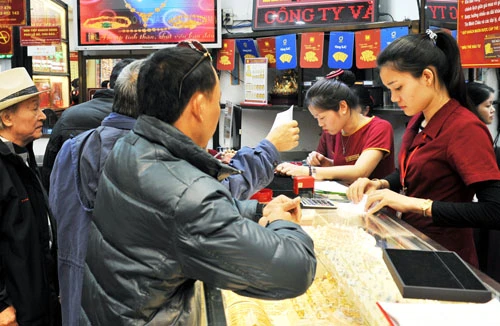 Giá vàng trong nước đi ngược chiều thế giới