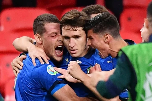 Nghẹt thở thắng ở hiệp phụ, Italia hú vía đoạt vé tứ kết