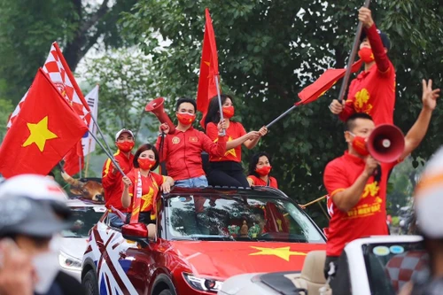 CĐV Việt Nam khuấy động không khí, 'tiếp lửa' thầy trò HLV Park