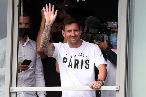 Messi tươi rói vẫy chào cổ động viên PSG