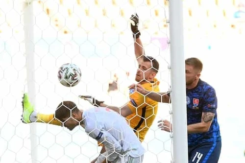 Thủ môn Slovakia phản lưới nhà theo cách khó tin