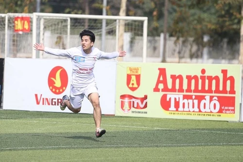 [ẢNH] THPT Hoàng Mai vào chung kết sau màn rượt đuổi tỉ số nghẹt thở