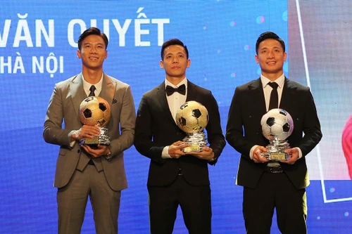 Vượt qua 2 hậu vệ Viettel, Văn Quyết giành Quả bóng Vàng 2020