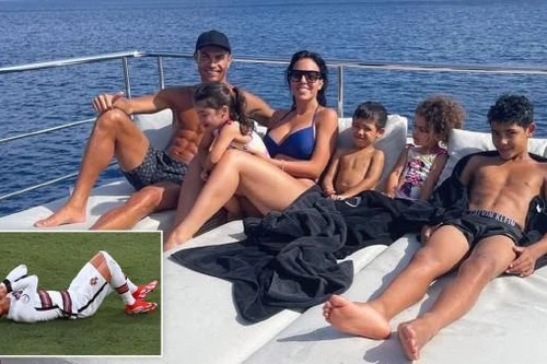 Ronaldo tìm lại niềm vui bên gia đình sau thất bại ở EURO