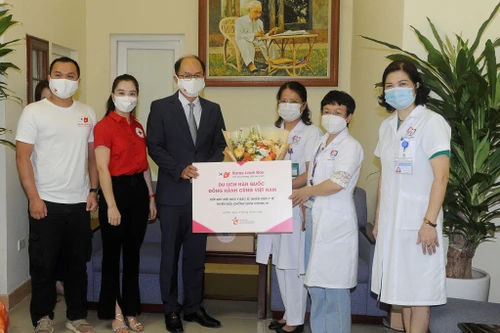 Hàn Quốc đồng hành cùng Việt Nam, tiếp sức y bác sĩ và nhân viên y tế tuyến đầu chống dịch 