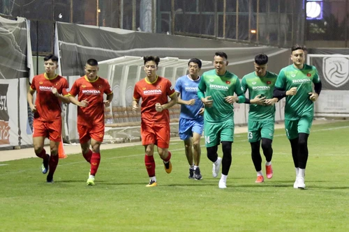 [Video] ĐT Việt Nam lao ra sân tập lúc nửa đêm