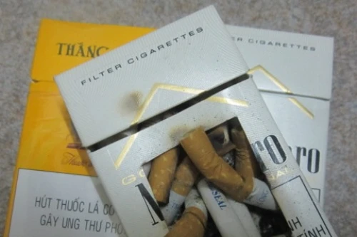 Khói thuốc... vẫn "bao vây" trường học