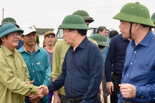 Tranh thủ từng giờ đến với bà con vùng lũ 