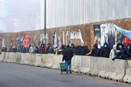 Người dân Italia xếp hàng dài chờ cứu trợ trước dịp Giáng sinh 