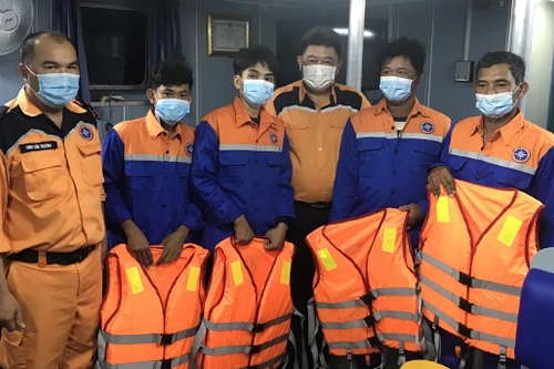 Tiếp nhận, đưa 4 ngư dân bị nạn trên biển vào bờ an toàn 