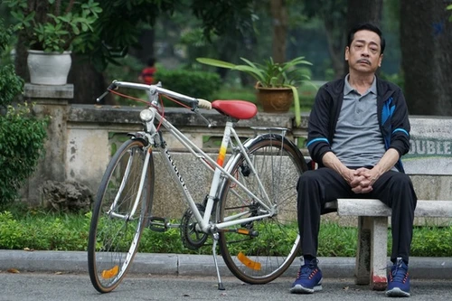 NSND Hoàng Dũng bị đau lưng thật sau khi diễn cảnh… đau lưng 