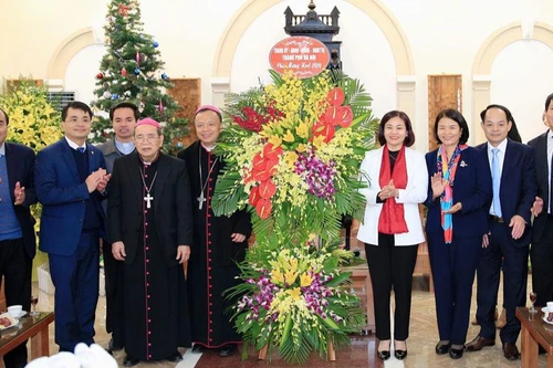 Lãnh đạo TP Hà Nội thăm, chúc mừng Giáo phận Hưng Hóa