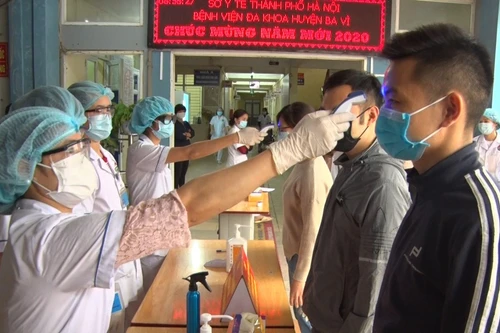 Các bệnh nhân tới khám bệnh ở bệnh viện đều phải kiểm tra thân nhiệt, khai báo y tế, đeo khẩu trang trước khi vào khám chữa bệnh để phòng tránh Covid-19