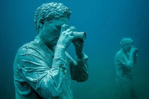 Tượng người như thật tại bảo tàng dưới nước đầu tiên ở Châu Âu