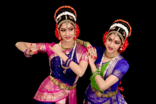 Học miễn phí điệu múa kiểu nhạc kịch Ấn Độ