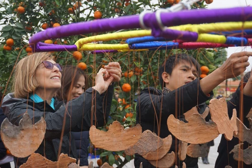 Khách nước ngoài thích thú xem dựng cây nêu ngày Tết