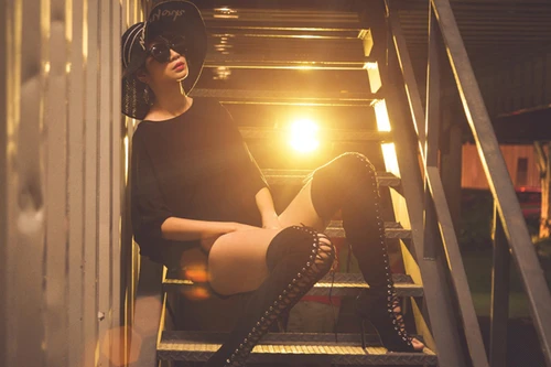 "Bà trùm chân dài" Hạ Vy khoe vóc dáng quyến rũ giữa màn đêm