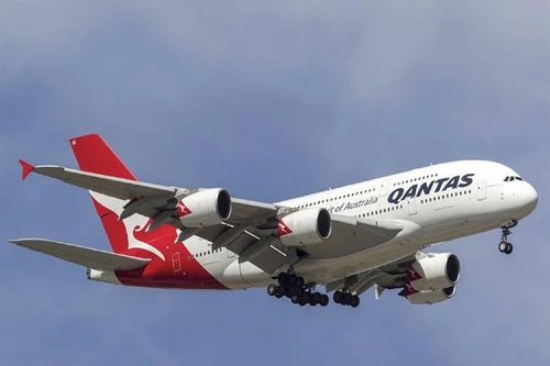 Hành khách mở cửa máy bay ở độ cao 12.000m