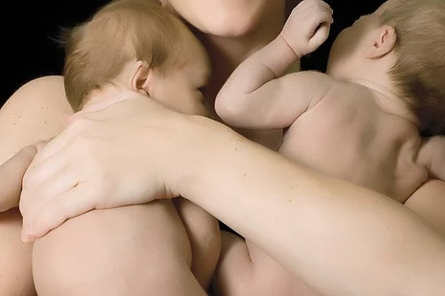 Bà lão 64 tuổi vẫn sinh đôi khỏe mạnh