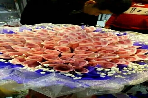 Tặng bó hoa tiền cho bạn gái