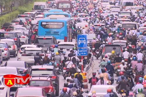 Sau 8 tháng thí điểm phân làn, tình hình giao thông đường Nguyễn Trãi vẫn lộn xộn