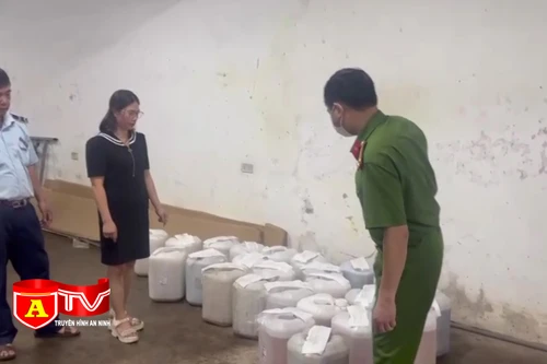 Thu giữ gần 500 lít rượu ngâm không rõ nguồn gốc cất giấu trong nhà hàng