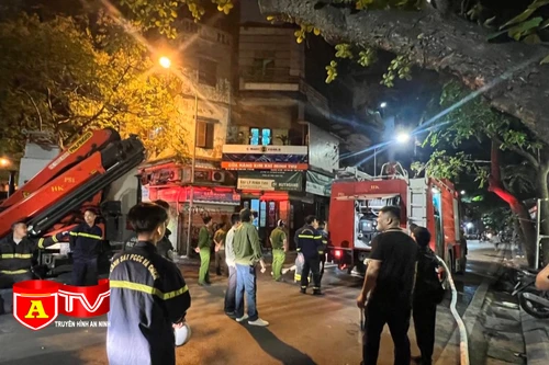 Kịp thời dập tắt đám cháy trên phố Thuốc Bắc