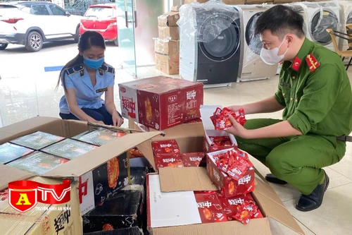 Phát hiện hàng nghìn gói cánh gà, xúc xích ăn liền không rõ nguồn gốc