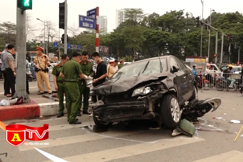 Tạm giữ hình sự lái xe gây tai nạn liên hoàn tại quận Tây Hồ