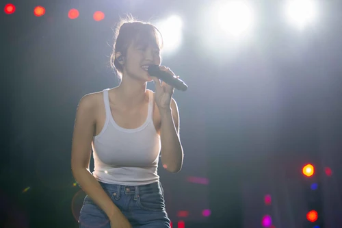 Đông Nhi để mặt mộc, mặc giản dị đi tổng duyệt chương trình cùng Khắc Việt