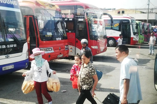 Giá xăng giảm 16%, dầu giảm 20%: Bộ Tài chính yêu cầu kê khai lại giá cước vận tải