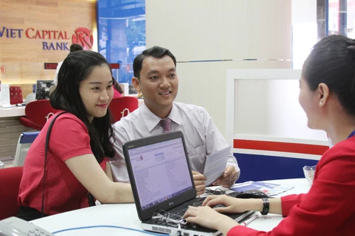 Viet Capital Bank lì xì cho khách gửi tiền